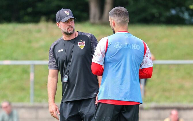 Trainer Sebastian Hoeneß im Austausch mit Angreifer Deniz Undav.