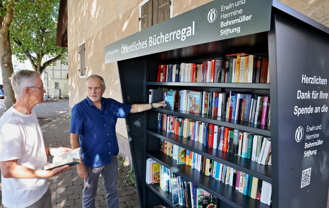 Claus Kochendörfer von der Bürgerstiftung Kernen (links) und Helmut Reder (Bahnmüller-Stiftung) begutachten den Bücherbestand im