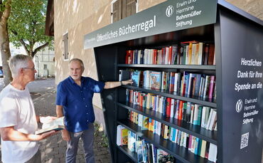 Claus Kochendörfer von der Bürgerstiftung Kernen (links) und Helmut Reder (Bahnmüller-Stiftung) begutachten den Bücherbestand im