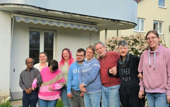 Die sieben Bewohner (v. l. n. r.) Temi Ghirmay, Maria Glezakis,  Dimitrios Papadimitriou, Nicole Demel, Karl Lau und Marion Wend
