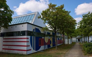 Auch das Hallenbad Neustadt braucht eine millionenschwere Sanierung: So sind die Paneelen der Fassade undicht.