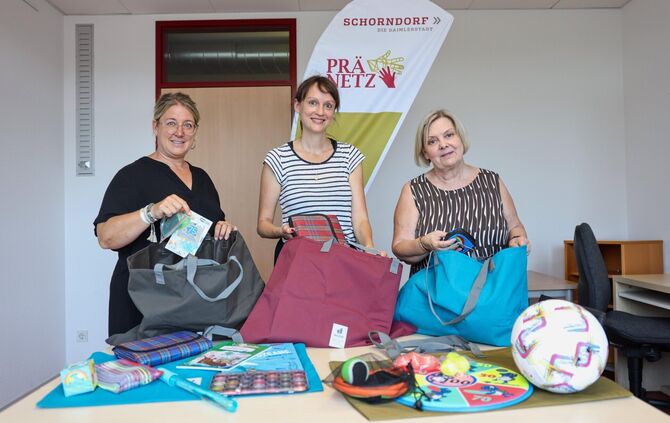 Simone Halle-Bosch, Tanja Louw und Uta Panke (von links) haben fleißig rund 80 Taschen voll gepackt. Diese können an verschieden
