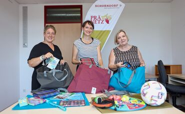 Simone Halle-Bosch, Tanja Louw und Uta Panke (von links) haben fleißig rund 80 Taschen voll gepackt. Diese können an verschieden