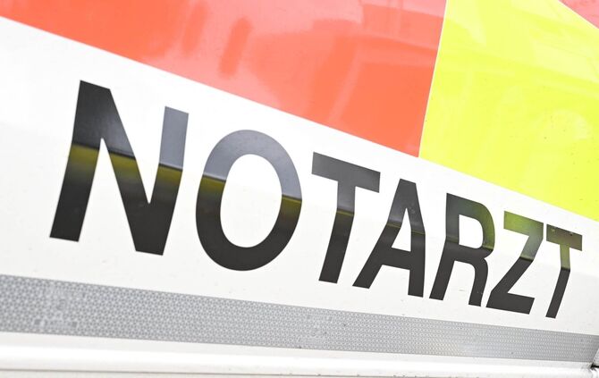 Der 37-Jährige wird in ein Krankenhaus gebracht. (Symbolbild)