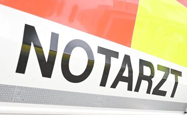 Der 37-Jährige wird in ein Krankenhaus gebracht. (Symbolbild)