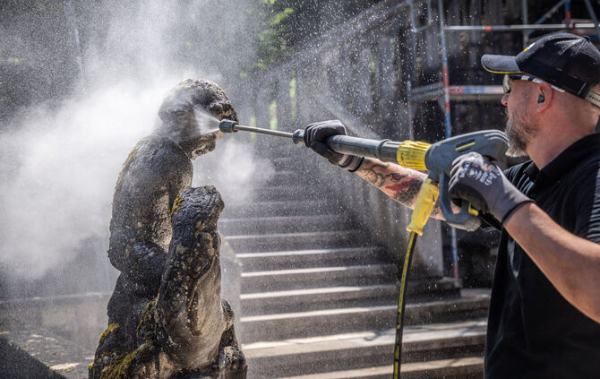 Mit dem Heißwasser-Hochdruckreiniger in der Dampfstufe wird der Stein 
besonders schonend gereinigt.