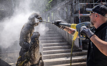 Mit dem Heißwasser-Hochdruckreiniger in der Dampfstufe wird der Stein 
besonders schonend gereinigt.