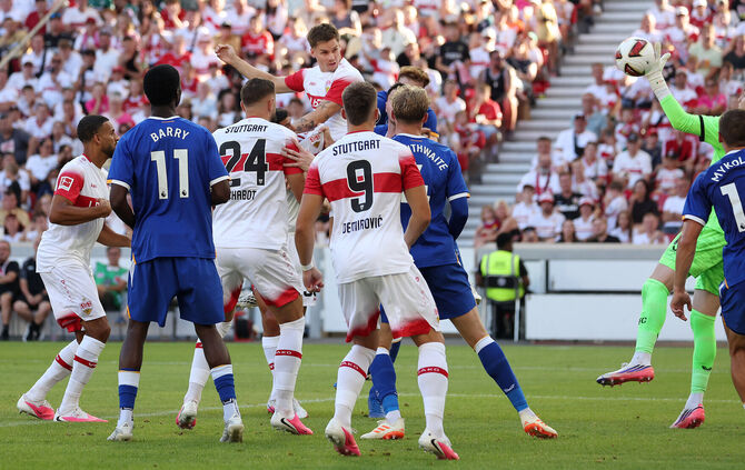 Ramon Hendriks (in der Luft) köpft das 2:0.
