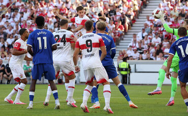Ramon Hendriks (in der Luft) köpft das 2:0.