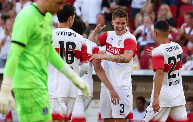 Ramon Hendriks (Mitte) bejubelt sein Tor zum 2:0 gegen Everton.