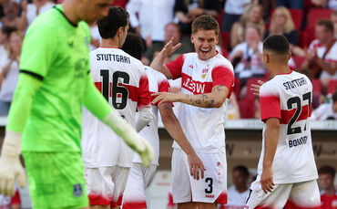 Ramon Hendriks (Mitte) bejubelt sein Tor zum 2:0 gegen Everton.