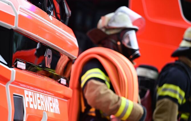 Die Feuerwehr musste am Morgen nochmals nach löschen. (Symbolbild)