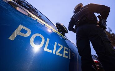 Das Auto musste abgeschleppt werden. (Symbolbild)