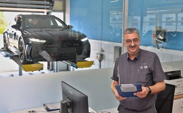 Kfz-Mechanikermeister Klaus Hajdu arbeitet seit 40 Jahren im Service beim Autohaus Steppan.