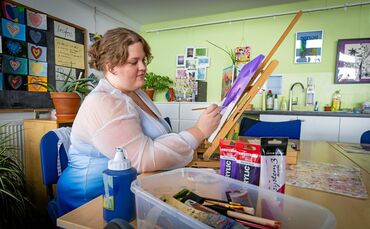 Die Kreativwerkstatt im Backnanger Haus Karla bietet Menschen, die nach langer Arbeitslosigkeit wieder den Anschluss suchen, ein