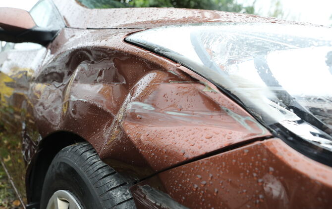 Wie verhält man sich richtig, wenn man ein parkendes Auto gestreift hat? (Symbolbild)