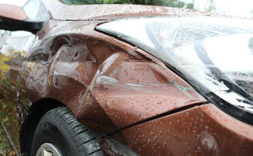 Wie verhält man sich richtig, wenn man ein parkendes Auto gestreift hat? (Symbolbild)
