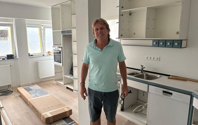 Einst der schummerige Gastraum einer Raucherkneipe, gerade wird eine helle Wohnküche draus: Markus Hettler (60) baut das ehemali