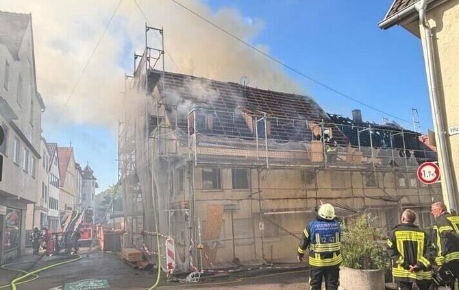 In den engen Gassen der Innenstadt muss die Feuerwehr einen Großbrand in zwei aneinandergebauten Gebäuden bekämpfen.