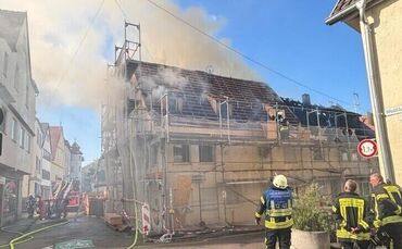 In den engen Gassen der Innenstadt muss die Feuerwehr einen Großbrand in zwei aneinandergebauten Gebäuden bekämpfen.