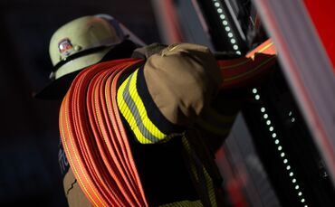 Die Feuerwehr war in der Nacht im Einsatz um die Flammen zu löschen. (Symbolbild)