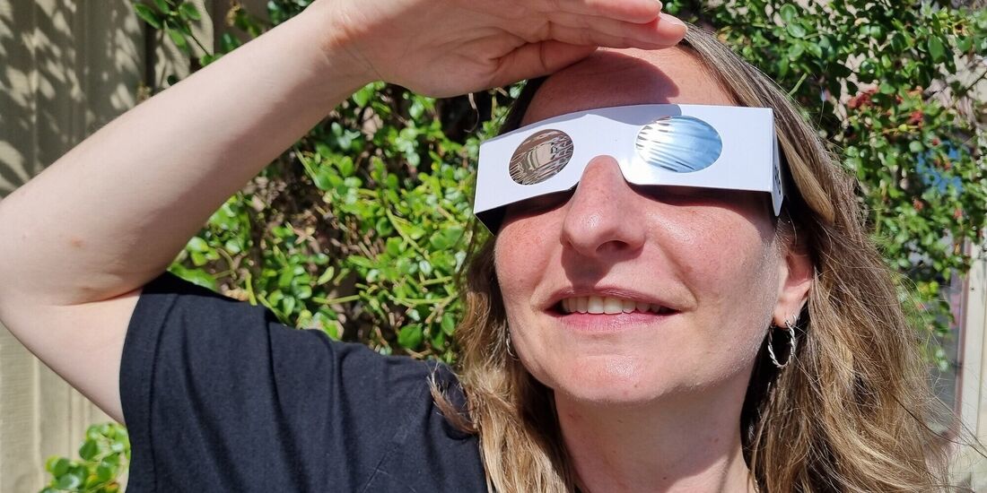 Für den sicheren Blick auf die Sonnenfinsternis am Mittwoch (10.8.) braucht es dringend eine zertifizierte Brille.