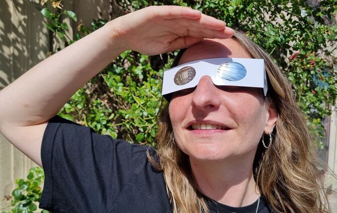 Für den sicheren Blick auf die Sonnenfinsternis am Mittwoch (12.8.) braucht es dringend eine zertifizierte Brille.