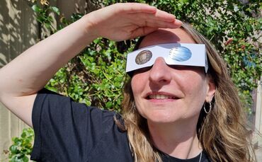 Für den sicheren Blick auf die Sonnenfinsternis am Mittwoch (12.8.) braucht es dringend eine zertifizierte Brille.