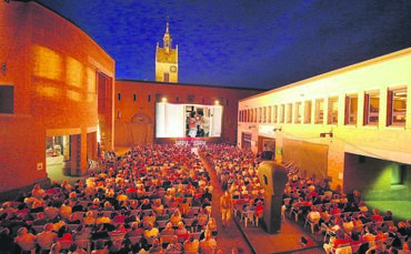 Der Innenhof des Fellbacher Rathauses beim Sommernachts-Open-Air-Kino (Archivbild).
