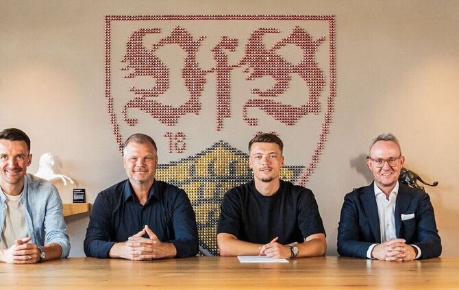 Neuzugang Dzenan Pejcinovic (zweiter von rechts) bei seiner Vertragsunterschrift neben Christian Gentner, Fabian Wohlgemuth und