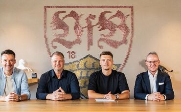 Neuzugang Dzenan Pejcinovic (zweiter von rechts) bei seiner Vertragsunterschrift neben Christian Gentner, Fabian Wohlgemuth und 