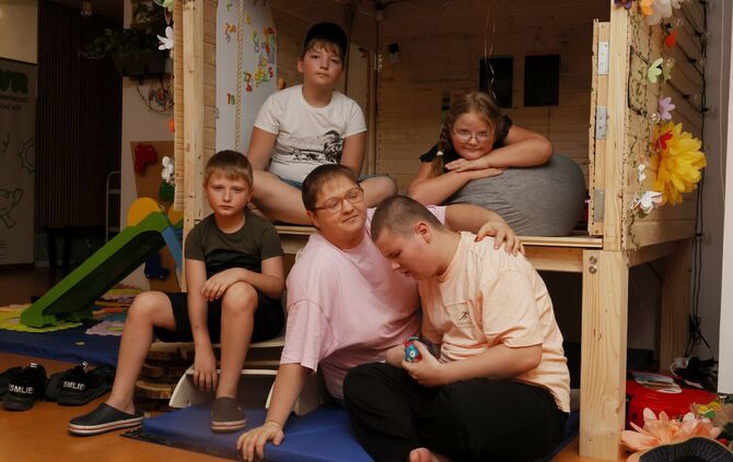 Familie Levchenko in der Zukunftswerkstatt Rückenwind: Yehor (v.l.n.r.), Arkadii, Larysa, Lev und Emiliia.