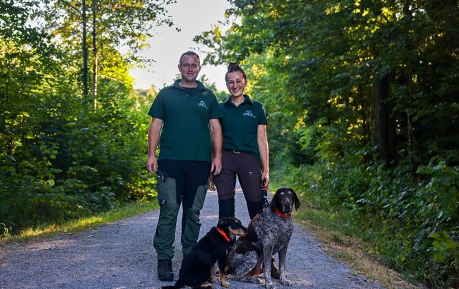 Die Wildtierbeauftragten des Rems-Murr-Kreises Dominic Hafner und
Hannah Held mit den Hunden Gretel und Brax.