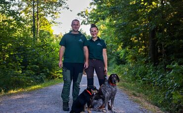 Die Wildtierbeauftragten des Rems-Murr-Kreises Dominic Hafner und
Hannah Held mit den Hunden Gretel und Brax.