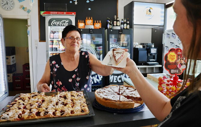 Gabi Zaun arbeitet seit fast 20 Jahren im Kiosk im Freibad Geradstetten. Im Sommer ist das ihre Lieblingsort.