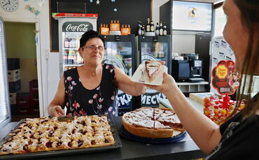 Gabi Zaun arbeitet seit fast 20 Jahren im Kiosk im Freibad Geradstetten. Im Sommer ist das ihre Lieblingsort.