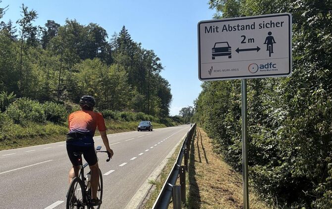 Mit Hinweisschildern macht das Landratsamt auf den korrekten Abstand beim Überholen aufmerksam.