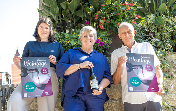 Von links: Tanja Trefz, Sybille Mack (beide Stadtverwaltung) und Willy Hackel (Vorsitzender des Wein- und Kulturvereins).