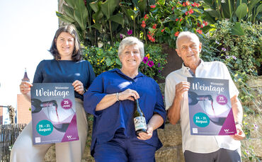 Von links: Tanja Trefz, Sybille Mack (beide Stadtverwaltung) und Willy Hackel (Vorsitzender des Wein- und Kulturvereins).
