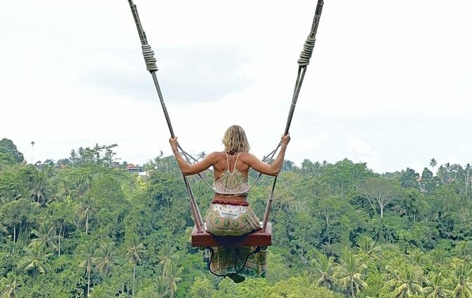 Renate Weik auf der Swing-Schaukel mit atemberaubender Aussicht.