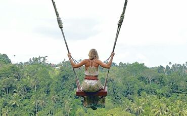 Renate Weik auf der Swing-Schaukel mit atemberaubender Aussicht.
