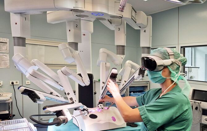 Datenbrille Apple Vision Pro im OP-Saal