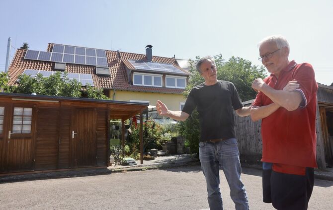 Fachsimpeln vor der PV-Anlage: Eberhard Schaaf (rechts) im Gespräch mit Energieberater Jörg Holzer.