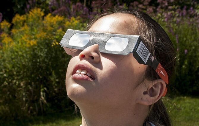 Die Sonnenfinsternis sollte mit speziellen Brillen beobachtet werden.