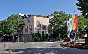 Das Rathaus liegt an der Schnittstelle dreier wichtiger Verkehrsachen.