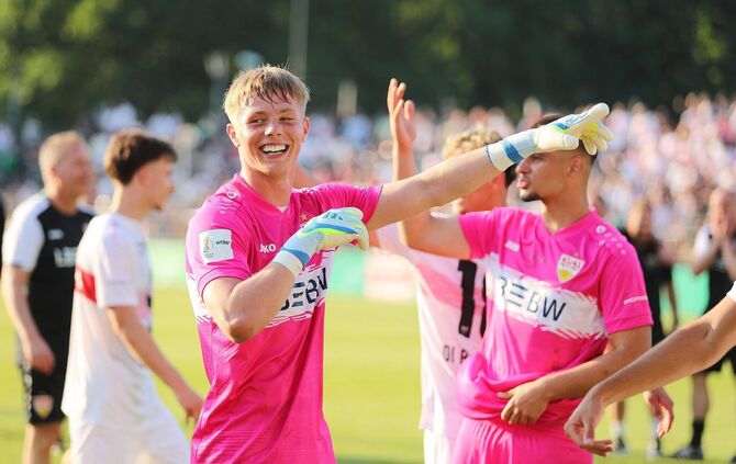 Florian Hellstern zeigt es an: Für den VfB-Nachwuchskeeper zeigt die Formkurve aktuell steil nach oben.