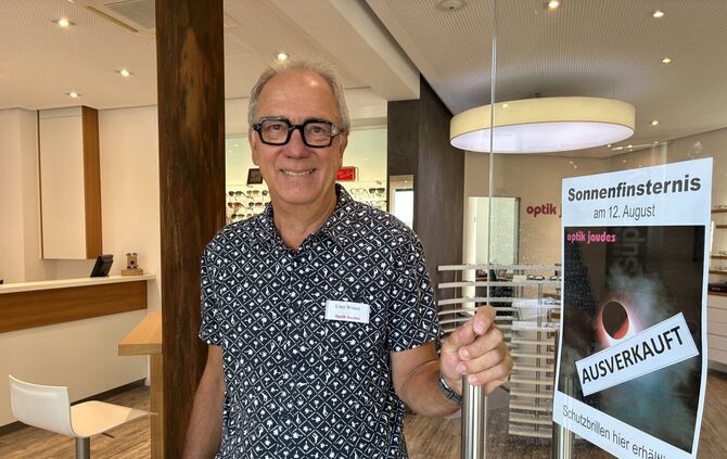 Uwe Winter von "Optik Jaudes" muss Kunden, die eine Schutzbrille kaufen wollen, abweisen.