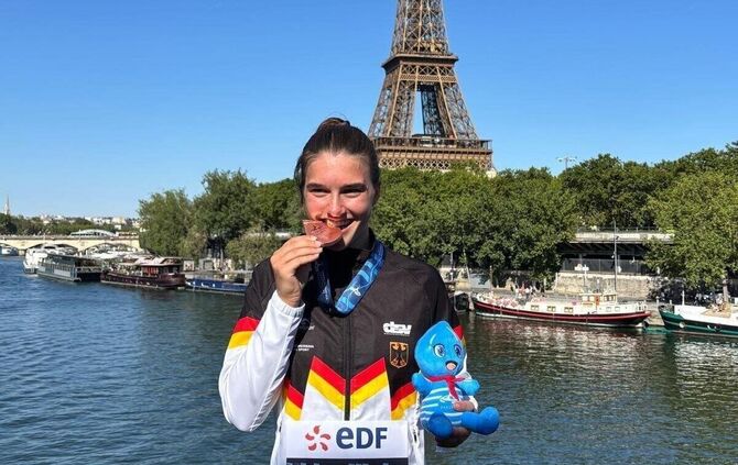 Maike Halbisch vom VfL Waiblingen mit ihrer Bronzemedaille vor dem Eiffelturm.