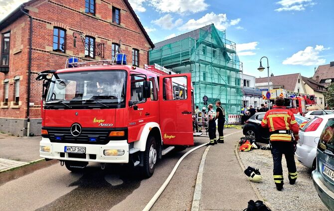 Die Feuerwehr löschte das Feuer schnell, verhinderte dessen weitere Ausbreitung.