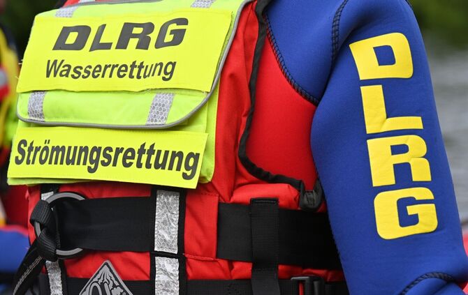 Die DLRG ist an der Suche nach dem Mann beteiligt. (Symbolbild)